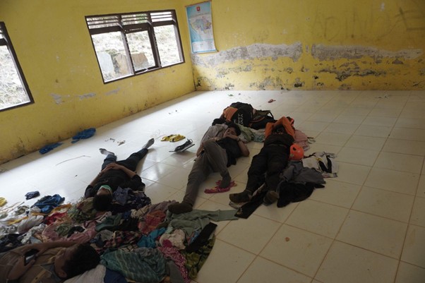 Di atas tumpukan baju bantuan, Relawan Dompet Dhuafa Sumbar beristirahat.