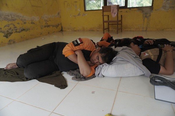 Di atas tumpukan baju bantuan, Relawan Dompet Dhuafa Sumbar beristirahat.