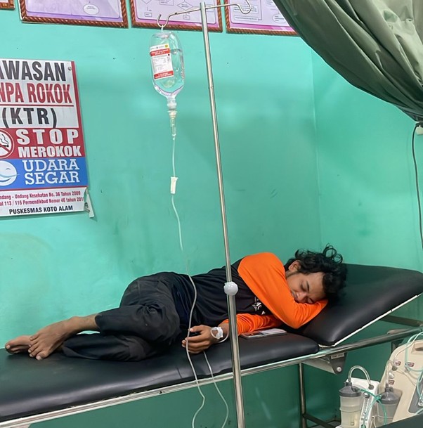 Relawan Dompet Dhuafa Sumbar yang sedang sakit tampak beristirahat di Rumah Sakit.