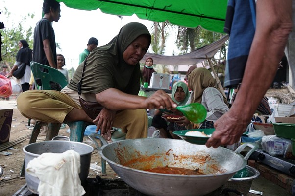 dapur umum mengepul di kampung menang gini1 dompet dhuafa