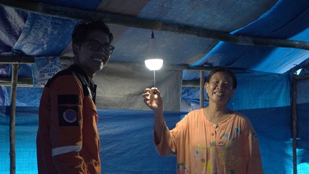 lampu tenaga surya jadi sumber penerangan di lokasi banjir aceh1 dompet dhuafa Proses pemasangan lampu solar.