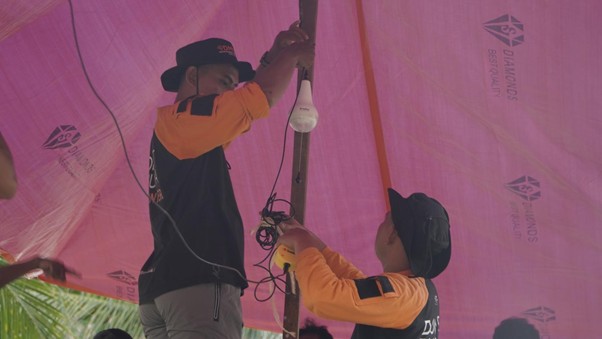 lamputenagasuryajadisumberpenerangandilokasibanjiraceh2 dompet dhuafa