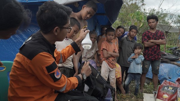 lamputenagasuryajadisumberpenerangandilokasibanjiraceh3 dompet dhuafa