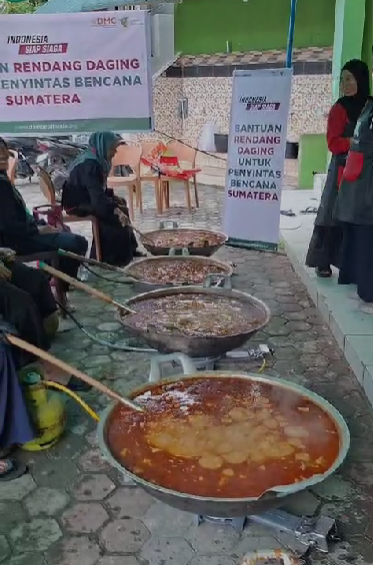 rendang untuk aceh dompet dhuafa Lima tungku dengan panci besar untuk memasak rendang sebagai bantuan kemanusiaan untuk penyintas bencana di Aceh Tamiang.