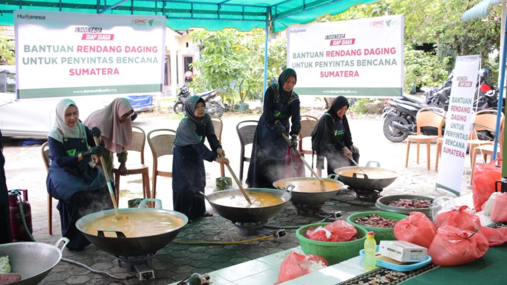 rendang untuk aceh1 dompet dhuafa Ibu-ibu jemaah masjid di Pekanbaru memasak daging rendang untuk dibagikan kepada penyintas bencana di Aceh Tamiang.