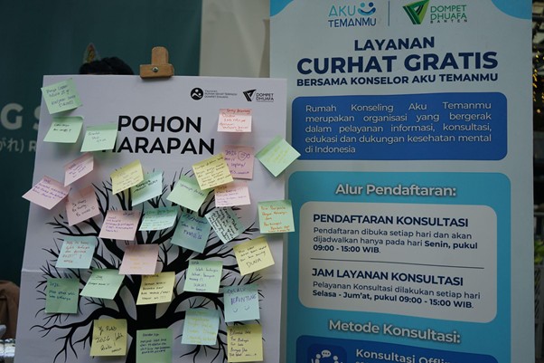 4 dompet dhuafa Pohon harapan untuk ditulis oleh para pengunjung Plaza Pasar Raya Blok M.
