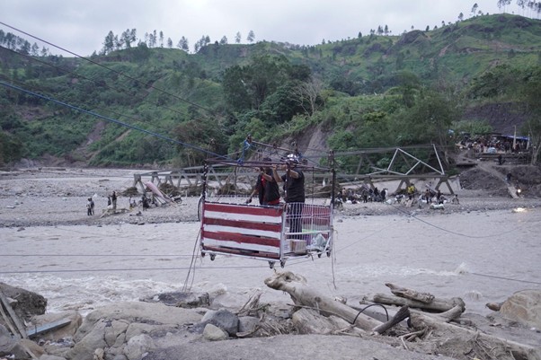 distribusi bantuan pakai jembatan sling1 dompet dhuafa