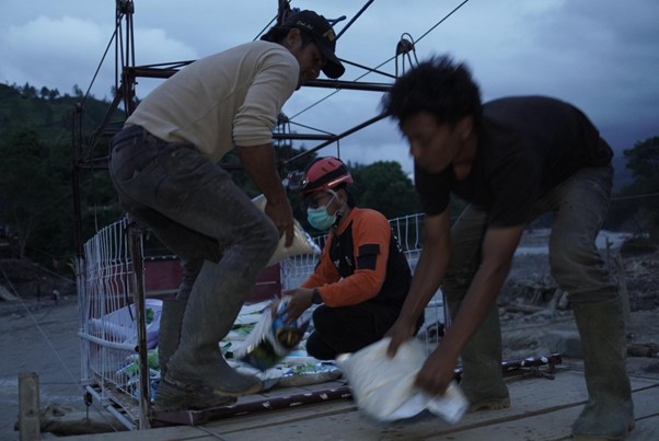 distribusi bantuan pakai jembatan sling6 dompet dhuafa