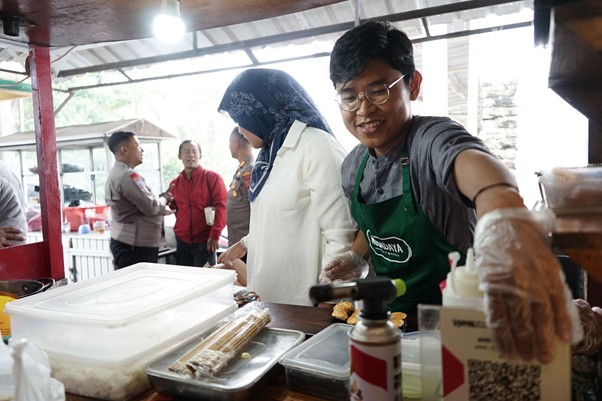 Salah satu pedagang yang menjadi penerima manfaat Nusadaya Jawa Barat.