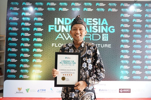 indonesia fundraising award 20262 dompet dhuafa Herdiansah menerima penghargaan sebagai fundraiser profesional 2026.