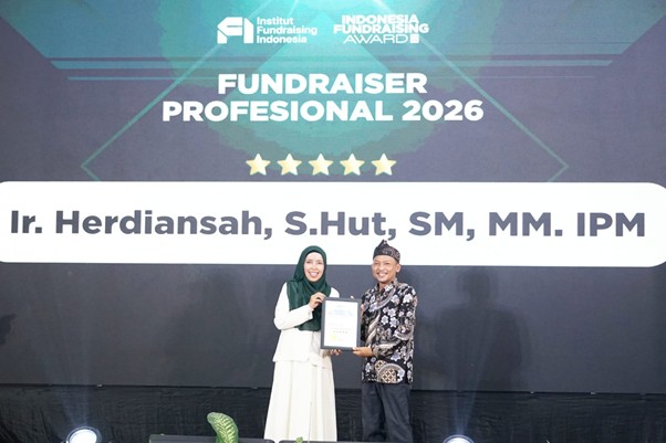 indonesia fundraising award 20267 dompet dhuafa Wakil Ketua Pengurus Dompet Dhuafa, Herdiansah, menerima penghargaan sebagai Fundraiser Profesional 2026.
