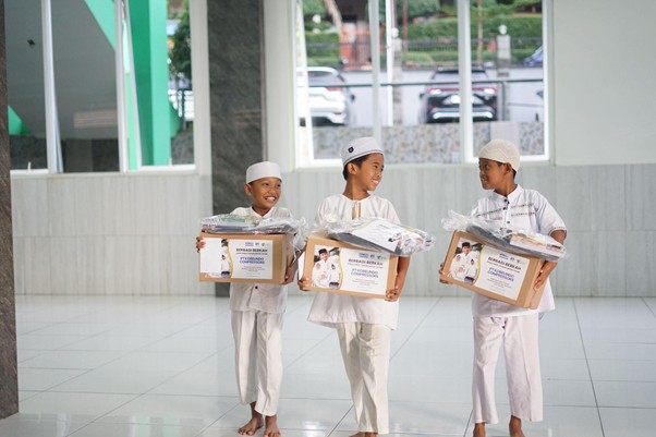 kado awal tahun kobelindo4 dompet dhuafa Penyaluran bantuan perlengkapan sekolah dan paket sembako kepada 50 anak yatim dan dhuafa di Yayasan Yatim & Piatu Al Akhyar, Cilandak Timur, Pasar Minggu, Jakarta Selatan, pada Sabtu (29/01/2026).