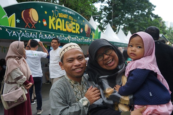 kebahagiaan pejuang rupiah di tarhib ramadan 144710 dompet dhuafa Keceriaan Bobby yang hadir bersama sang istri dan anaknya di acara tarhib Ramadan 1447 H.