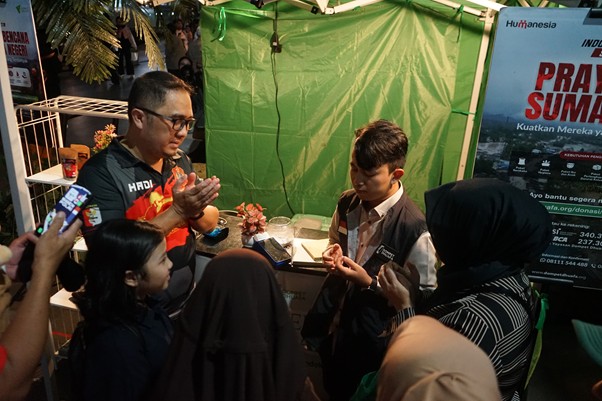 kebahagiaan pejuang rupiah di tarhib ramadan 144715 dompet dhuafa Pengunjung yang berdonasi untuk Sumatra secara langsung di booth Dompet Dhuafa.