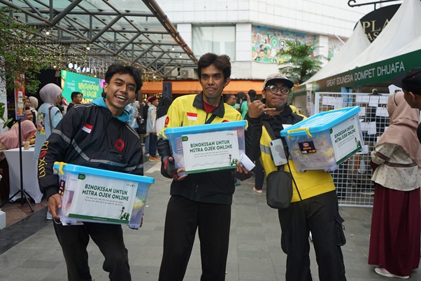 kebahagiaan pejuang rupiah di tarhib ramadan 14472 dompet dhuafa Driver ojol Maxim, Aji (kanan) dengan senyum dan gaya tangan santainya saat membawa bingkisan sembako dari Dompet Dhuafa.