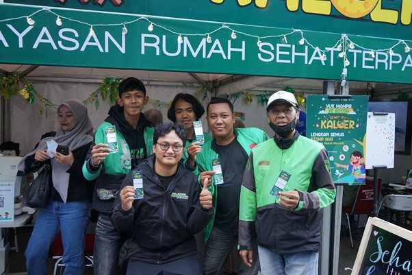 kebahagiaan pejuang rupiah di tarhib ramadan 14473 dompet dhuafa Para driver ojol dari Gojek dan Grab yang mencoba booth activity cek kesehatan gratis dari Yayasan Rumah Sehat Terpadu Dompet Dhuafa.