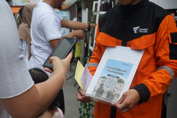 kebahagiaan pejuang rupiah di tarhib ramadan 14476 dompet dhuafa Seorang pengunjung yang turut berdonasi lewat booth activity Dompet Dhuafa.
