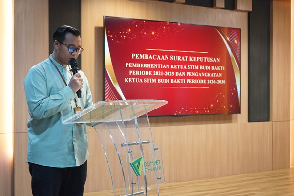 ketua stim budi bakti 20263 dompet dhuafa Pembacaan Surat Keputusan Pemberhentian dan Pengangkatan oleh perwakilan Insan Dompet Dhuafa.