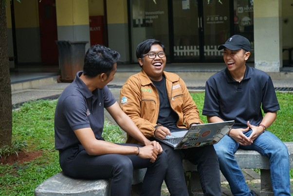 penerima manfaat beasiswa etos id1 dompet dhuafa Raden Achmad Zildhan Frans Bestand (tengah) penerima manfaat beasiswa ETOS ID, Mahasiswa Sistem Informasi Tahun Ketiga UIN Jakarta, Selasa (20/01/2026).