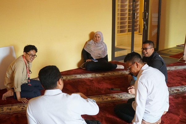 Tim Dompet Dhuafa dan ROHIS MK sedang mendiskusikan program yang hendak disalurkan pada penyintas Sumatra.