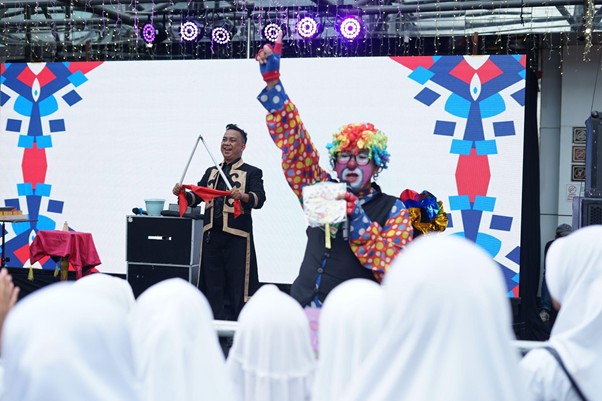 tarhib ramadan 2026 semangat kolaborasi dan budaya berzakat2 dompet dhuafa Penampilan hiburan sulap dan dan badut bagi para pengunjung Plaza Pasar Raya Blok M.