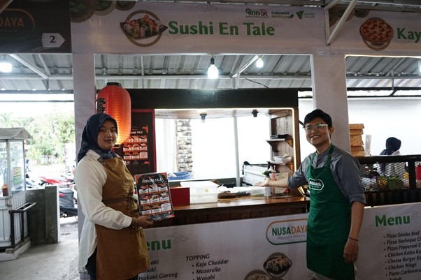 umkm romi di food court nusadaya2 dompet dhuafa Romi bersama pasangannya kini bisa berjualan dengan nyaman, pelanggan pun nyaman.