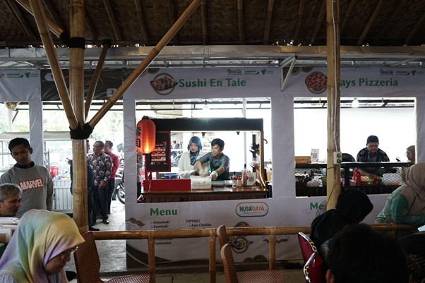 umkm romi di food court nusadaya3 dompet dhuafa Romi bersama pasangannya kini bisa berjualan dengan nyaman, pelanggan pun nyaman.