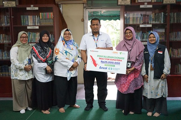 yayasan baiturrahman jaya ancol peduli sumatera1 dompet dhuafa Serah terima simbolis donasi dari Insan Ancol kepada Dompet Dhuafa dan pemberian goodie bag program pemberdayaan Dompet Dhuafa.