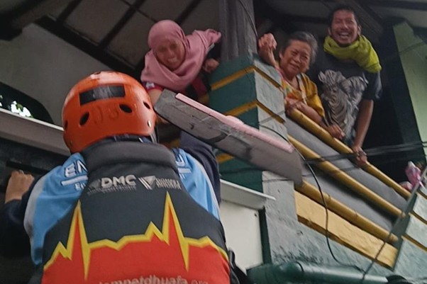 respons bencana dan bantuan untuk banjir jakarta2 dompet dhuafa