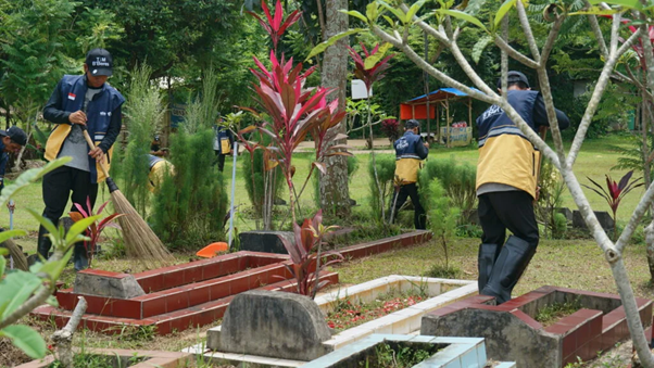 bersih bersih pemakaman jelang ramadan1 dompet dhuafa