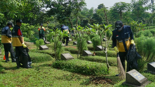 bersih bersih pemakaman jelang ramadan2 dompet dhuafa