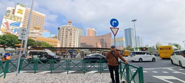 Dai Ambassador Dompet Dhuafa 2026 untuk penempatan Macau, Muhammad Nur, menikmati suasana kota di Macau.