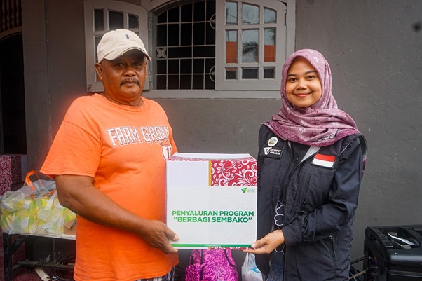 paket sembako untuk masyarakat pesisir6 dompet dhuafa Thamrin (57) saat menerima bantuan paket sembako.