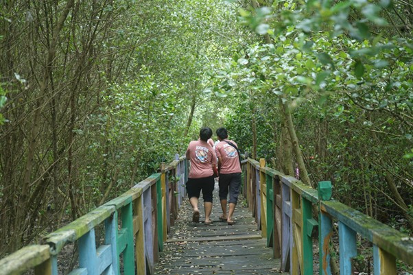 paket sembako untuk masyarakat pesisir7 dompet dhuafa Siswa SMA GIS 2 Serpong berjalan ke tempat penanaman bibit mangrove di pesisir Pantai Pancer.