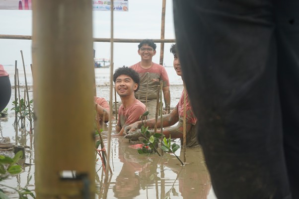 paket sembako untuk masyarakat pesisir8 dompet dhuafa Proses penanaman bibit mangrove oleh siswa dan siswi GIS 2 Serpong.