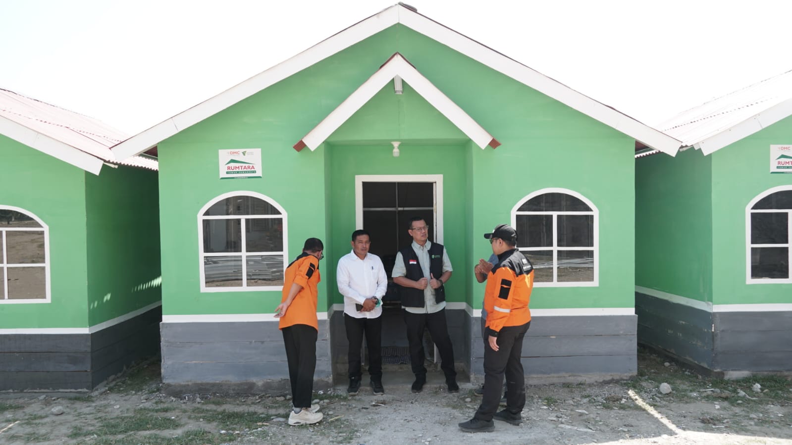 rumtara aceh 1 dompet dhuafa Ketua Pengurus Yayasan Dompet Dhuafa Republika, Ahmad Juwaini, saat mengunjungi dan meninjau proses pembangunan Rumtara Dompet Dhuafa.