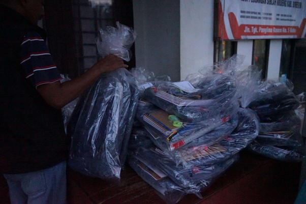 school kit untuk anakanak penyintas bencana di bireun1 dompet dhuafa Paket school kit untuk anak-anak penyintas bencana di Bireun, Aceh