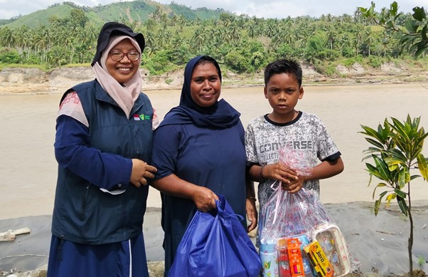 sekolah darurat jenius dan lazada di bireun4 dompet dhuafa Penyaluran school kit kepada anak-anak terdampak banjir agar tetap semangat bersekolah.