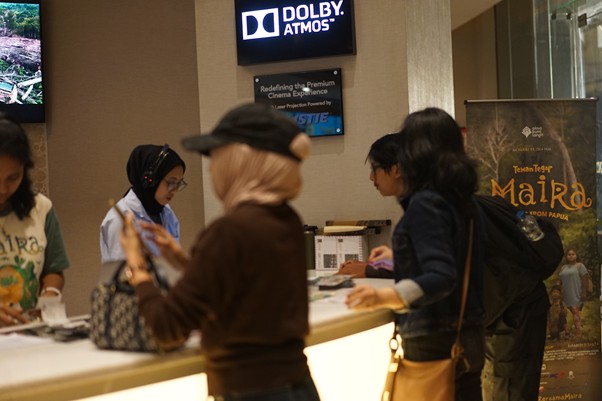 sineklopedia 20262 dompet dhuafa Masyarakat yang antusias antri saat penukaran tiket Gala Premiere film Teman Tegar Maira di XXI Epicentrum, Jakarta Selatan.