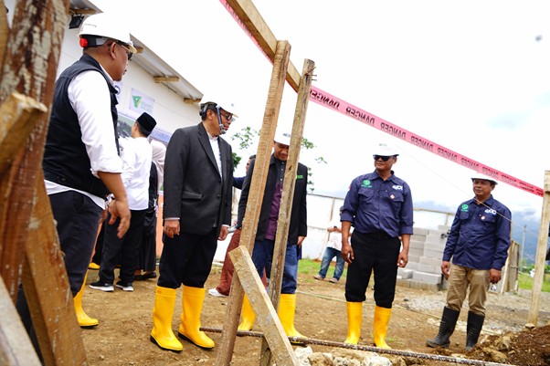 tarhib ramadan di ptgl sukabumi11 dompet dhuafa Prof Waryono didampingi oleh para pimpinan Yayasan Dompet Dhuafa Republika serta perwakilan donatur melihat langsung lokasi pembangunan asrama PTGL Sukabumi.