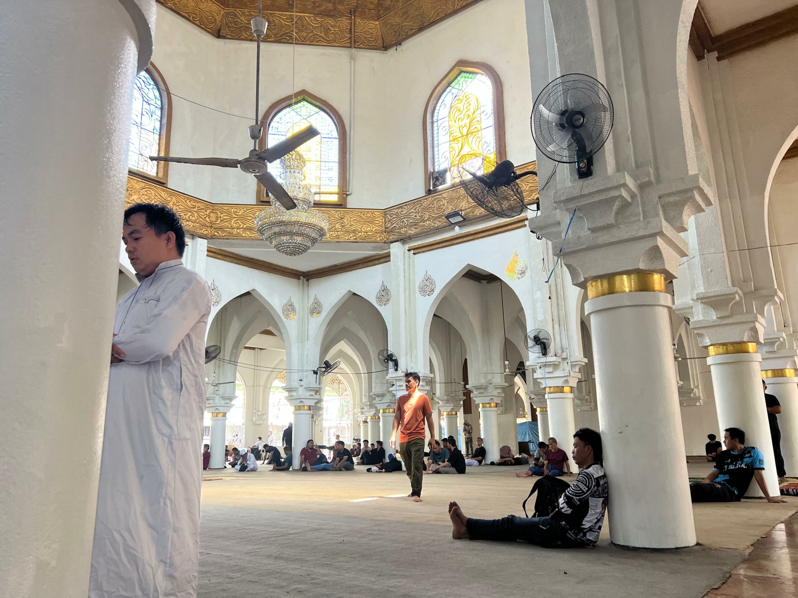 suasana jamaah salat di golden mosque manila filipina dompet dhuafa Suasana jamaah salat di Golden Mosque Manila, Filipina.
