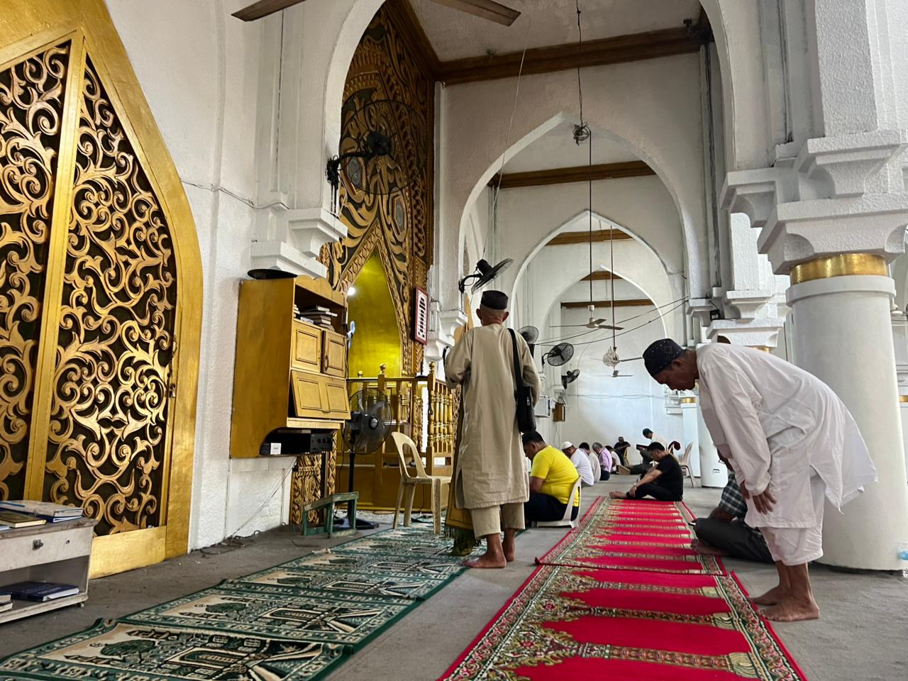 suasana jamaah salat di golden mosque manila filipina dompet dhuafa Suasana jamaah salat di Golden Mosque Manila, Filipina.