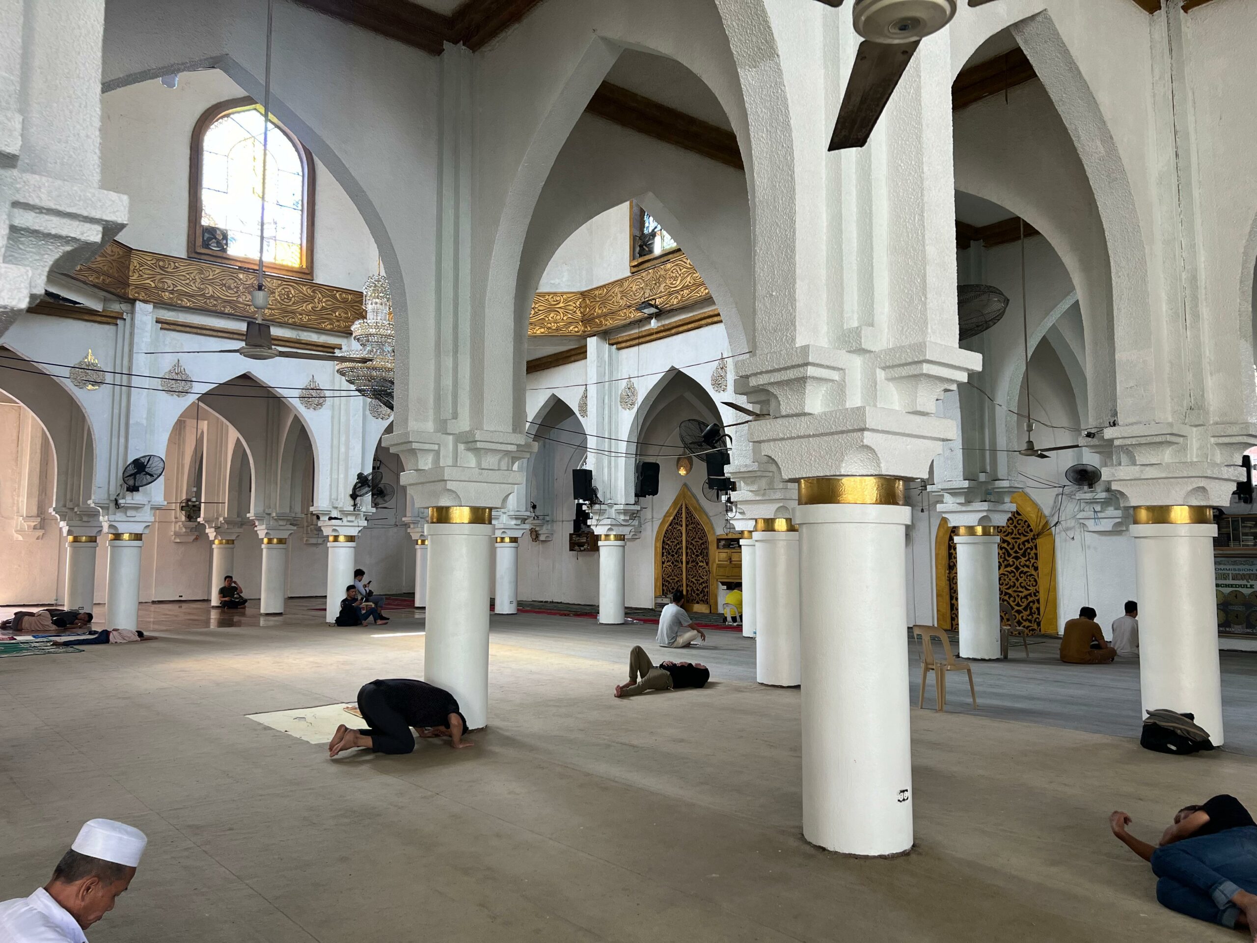 Suasana jamaah salat di Golden Mosque Manila, Filipina.