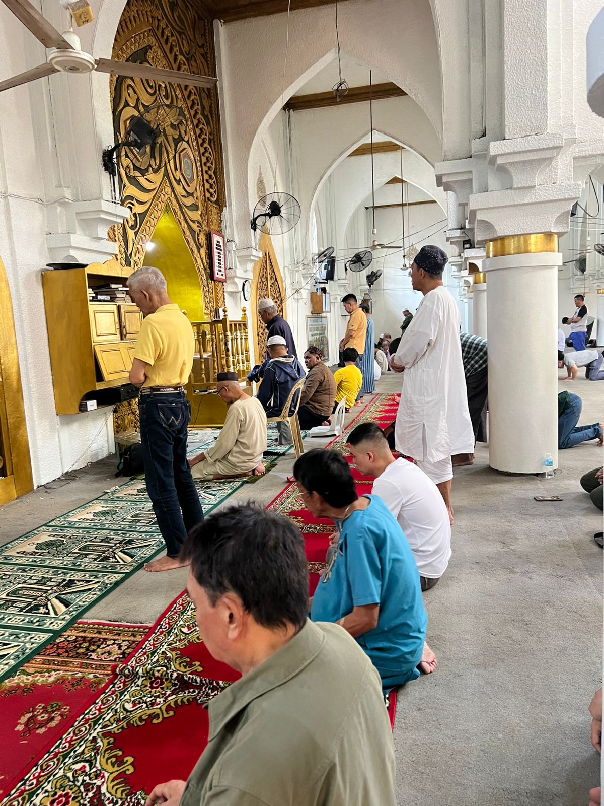suasana jamaah salat di golden mosque manila filipina dompet dhuafa Suasana jamaah salat di Golden Mosque Manila, Filipina.