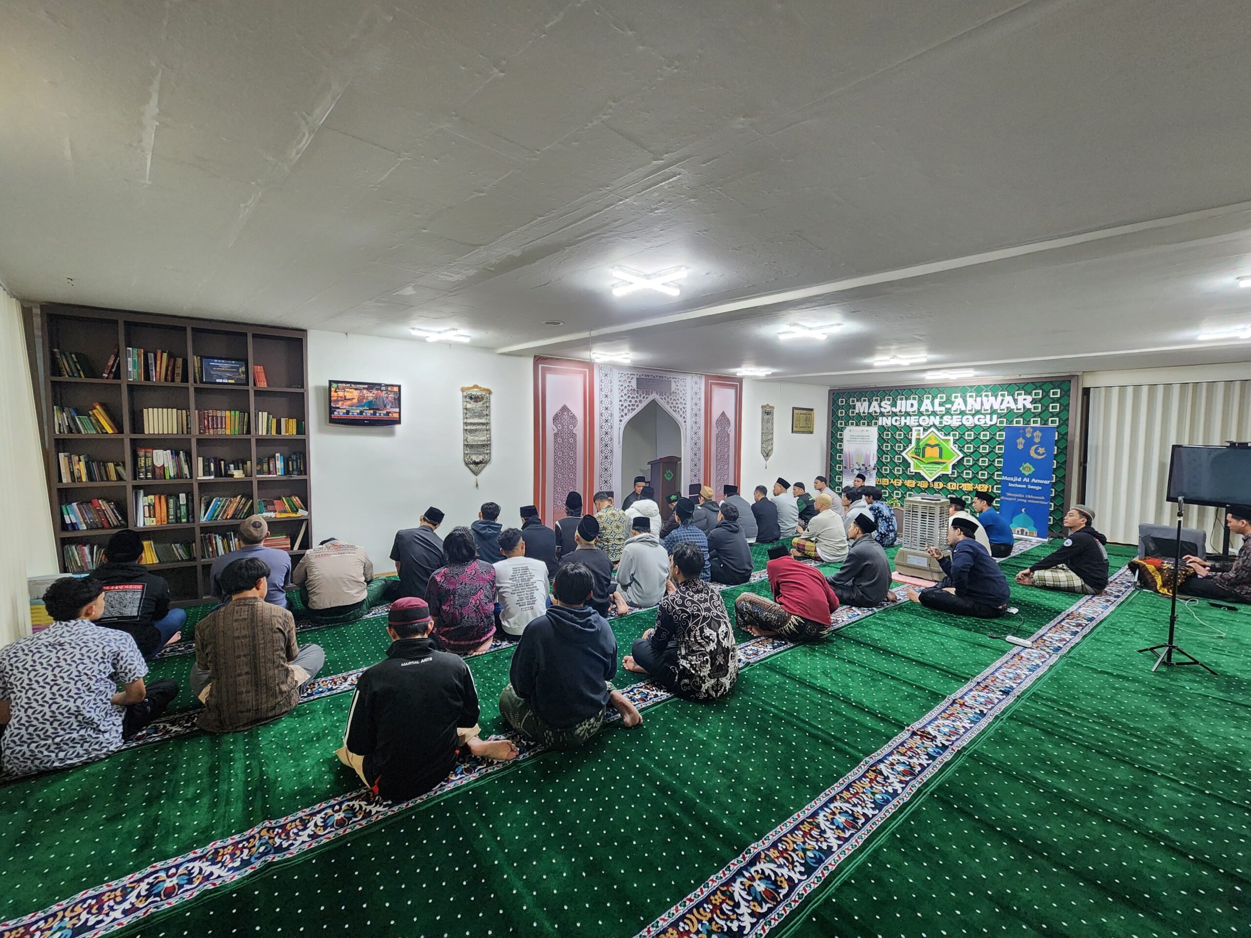 suasana ibadah di masjid al anwar incheon korea selatan yang menjadi salah satu lokasi dakwah dai ambassador dompet dhuafa 2026 dompet dhuafa Suasana ibadah di Masjid Al Anwar Incheon, Korea Selatan, yang menjadi salah satu lokasi Dakwah Dai Ambassador Dompet Dhuafa 2026.