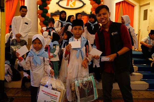 Simbolis penyerahan bingkisan dan santunan pendidikan untuk anak-anak yatim dan dhuafa.
