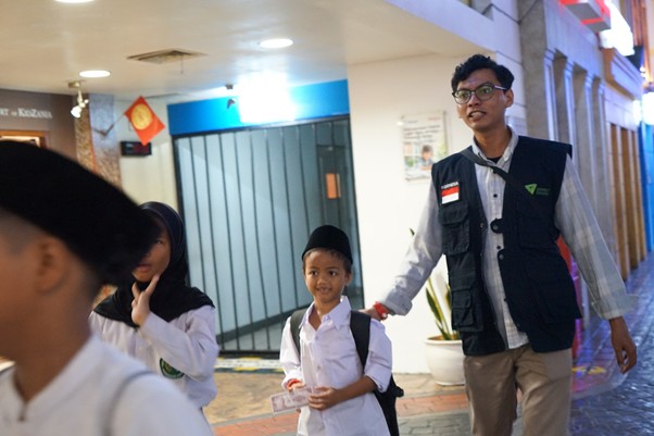 Anak panti asuhan ditemani kakak pendamping saat bermain di KidZania.