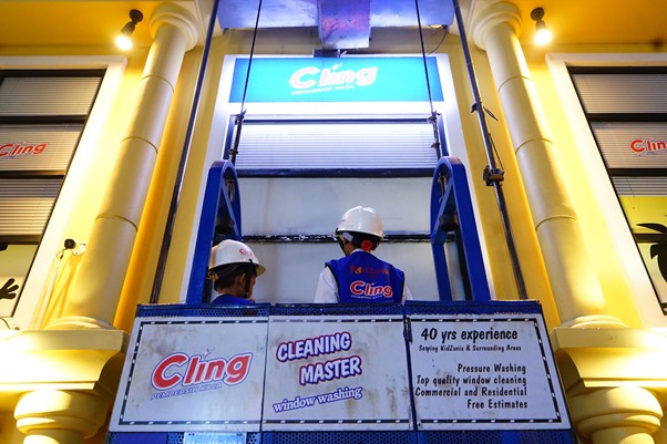 Anak-anak panti asuhan yang sedang mencoba profesi window cleaner.