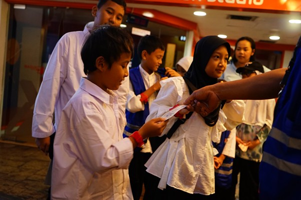 Setelah bekerja, mereka diberi upah berupa uang KidZos untuk ditukarkan berbagai hadiah.