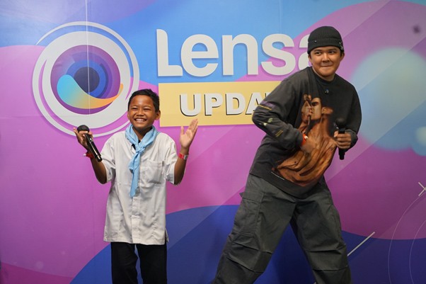 Azka saat menjadi pembawa acara bersama artis Niky Putra.